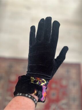 Black Velvet Women's Gloves with Multicolor Cuff